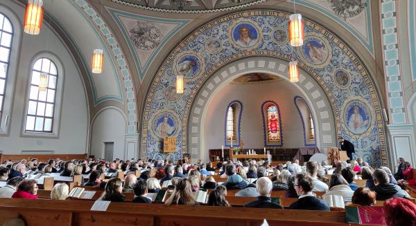 Nach gemeinsamen Osterfrühstück Festgottesdienst